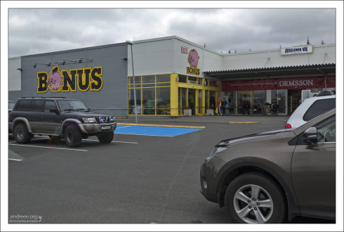 Bounus - известная сеть исландских магазинов.