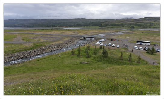 Парковка у начала тропы к водопаду Hengifoss.