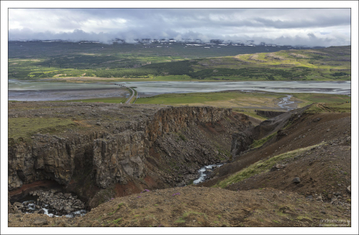 Каньон реки Хенгифоссау, с базальтовыми столбцами.
