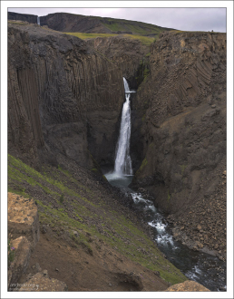 Небольшой водопад Litlanesfoss.