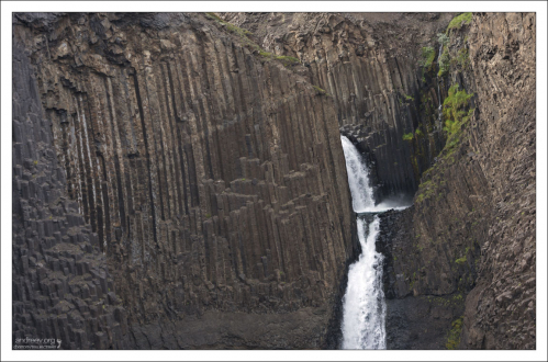 Столбцы вулканического происхождения возле водопада Литланесфосс.