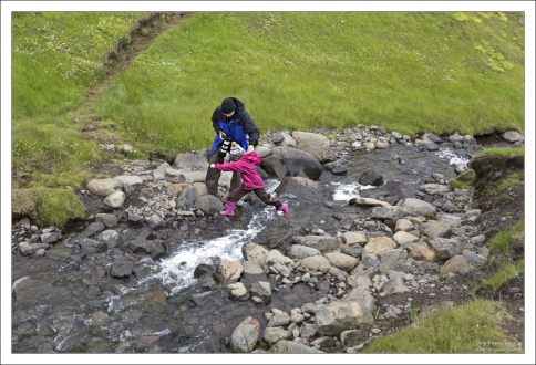 Поднимаемся по течению к водопаду Хенгифосс.