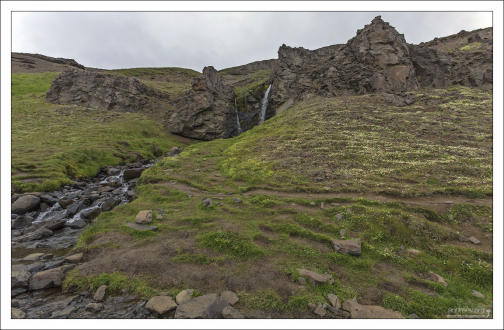 Местами, путь к водопаду Хенгифосс путь проходит по самому краю ущелья.