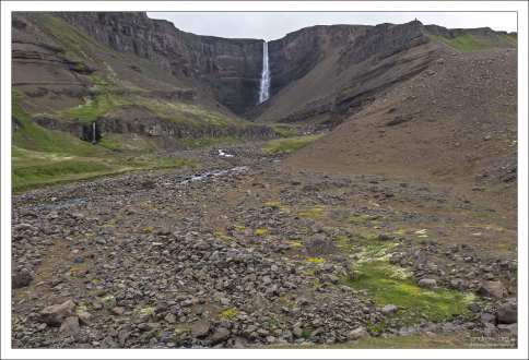 Водопад Хенгифосс окружен базальтовыми породами, между которыми располагаются тонкие слои красной глины.