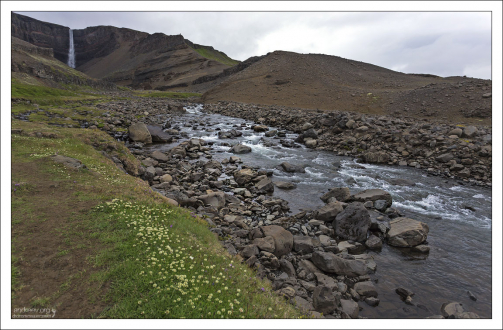 Красивая альпийская тропа вдоль реки к водопаду Хенгифосс.