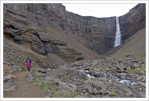 Полосатый каноьон водопада Hengifoss.