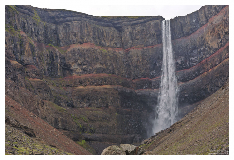 Красно-коричневые пласты глины на стенах каньона, где приютился Хенгифосс.