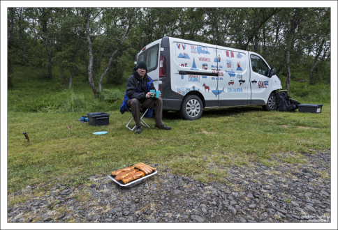 Одноразовый гриль - незаменимая вещь в кемпинге :)
