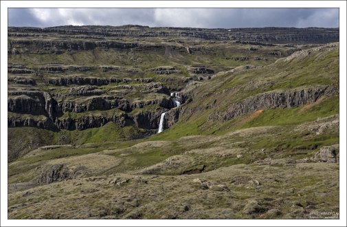 Самая высокая точка дороги из Эйильсстадира в Хофн расположена на высоте 470 метров.