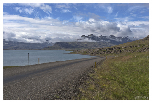 Круговая дорога бежит по самому краю фьорда Hamarsfjörður.