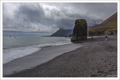 Обычный для Исландии черный вулканический пляж на обочине шоссе #1.