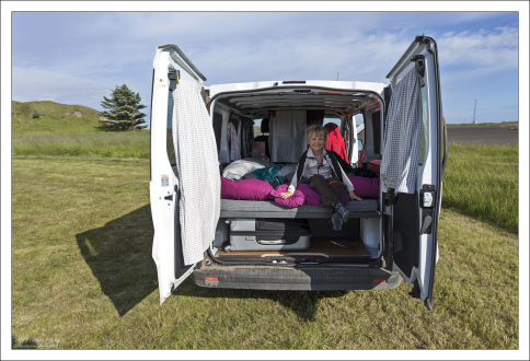 Распаковка вещей в кемпинге Höfn.