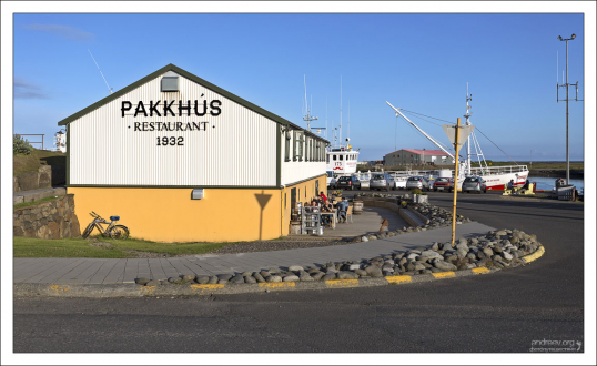 Pakkhus - самый популярный в Хофне ресторан. Специализируется на морепродуктах.