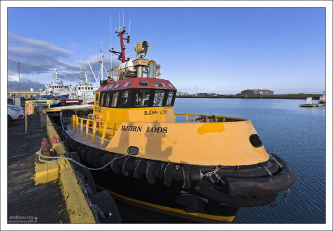 Лоцманский катер Bjorn Lods осуществляет проводку судов с внешнего рейда в порт.