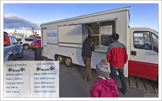 Перекус в портовом киоске Хофна.