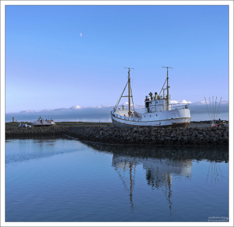 Рыболовное судно SF 52 Akurey экспонируется как памятник в гавани Хофна.