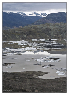 Статичная лагуна у ледника Hoffellsjökull.