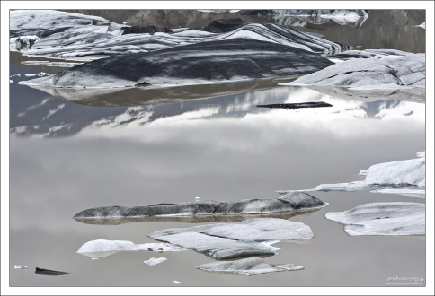 Серо-коричневые воды лагуны Хоффелль.