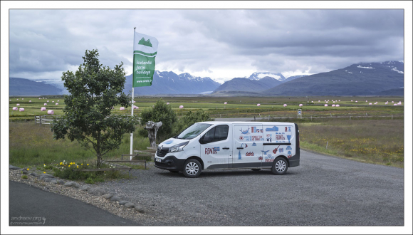 На парковке возле фермерского хозяйства Brunnhóll.