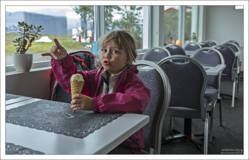 Саша ест мороженое из одуванчиков и показывает как выглядят овцы.