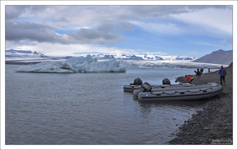 Зодиаки - идеальное средство передвижения между айсбергами.
