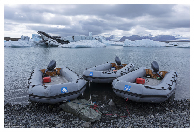 Зодиаки в ожидании клиентов.