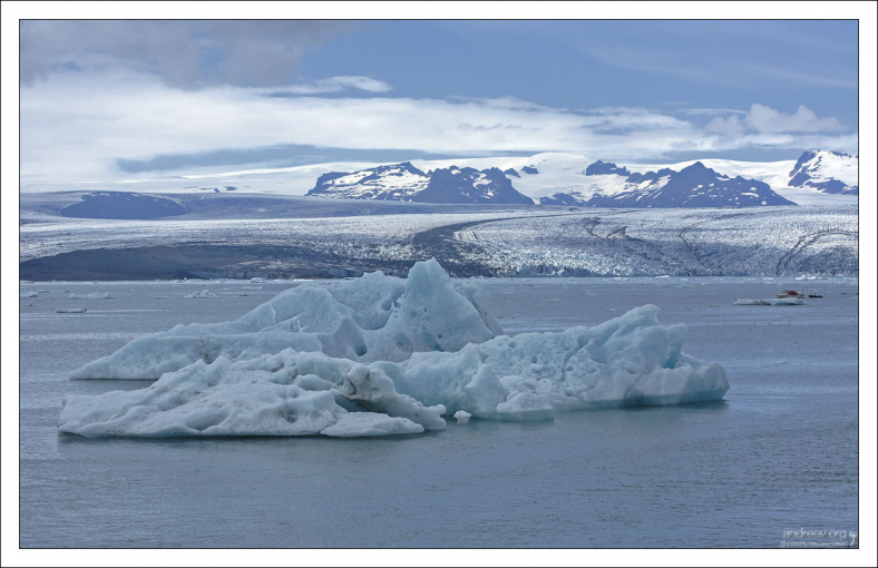 Лагуна сидит на кончике ледникового языка Breiðamerkurjökull.