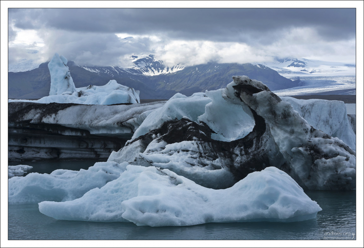 Нередко глыбы льда достигают 30 метров в высоту, тогда лагуна блокируется айсберговой баррикадой.