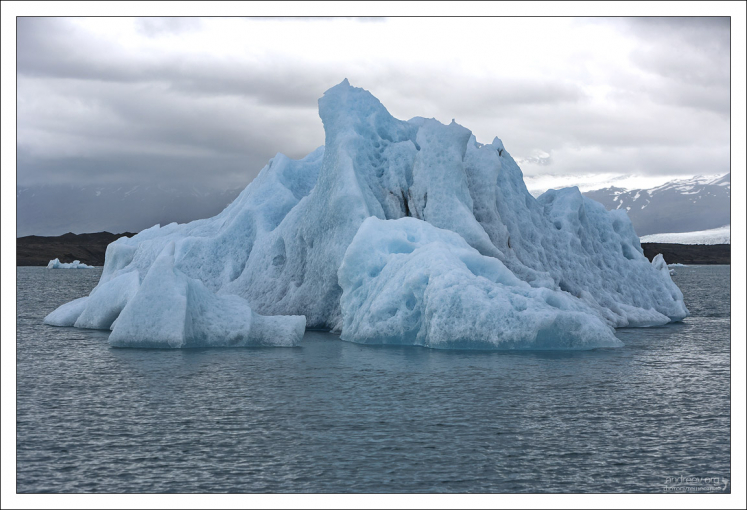 Лед всегда выглядит «голубее» при затянутом облаками небе.