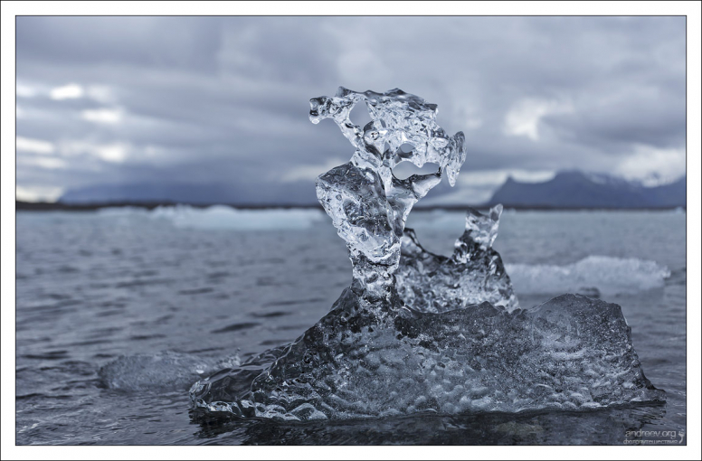 Маленькие льдины необычных форм, уже изрядно подточенные водой.