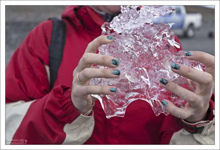 Катя выловила вычурный кусок льда.