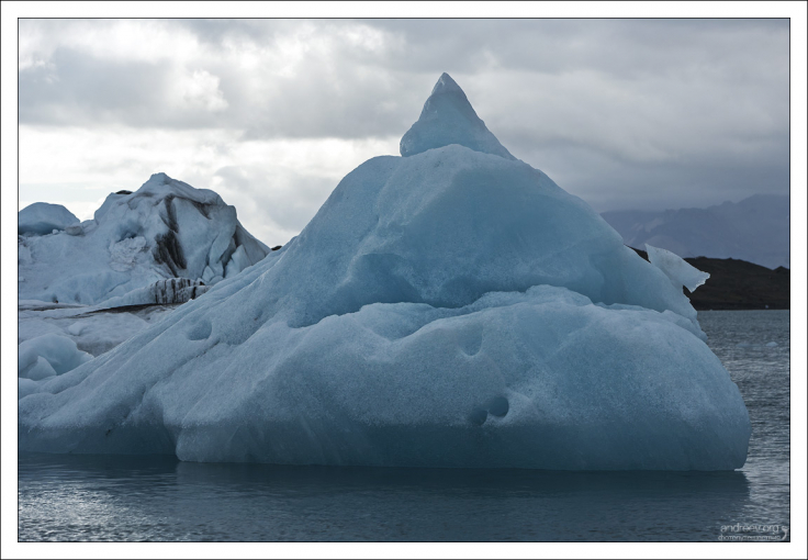 Айсберг-кандидат на скорое перевертывание.