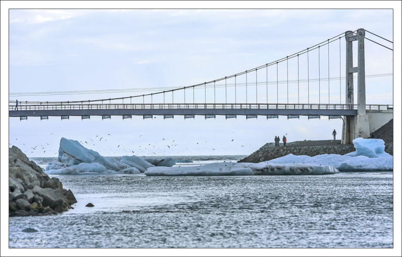 Лагуну можно увидеть с Исландской окружной дороги, которую часто называют "ленточный конвейер туристов".