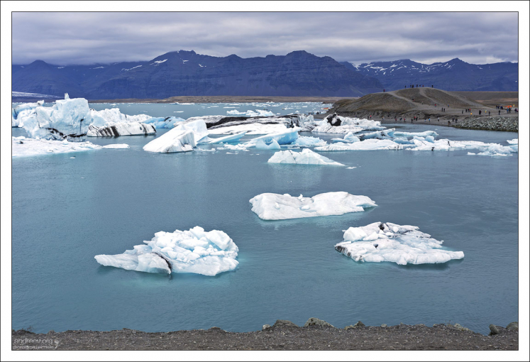 Лагуна — самая низкая точка Исландии, её дно на 200 метров ниже уровня моря.