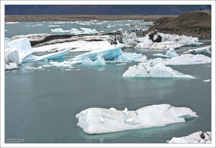 По сравнению с айсбергами, люди кажутся крохотными муравьями.