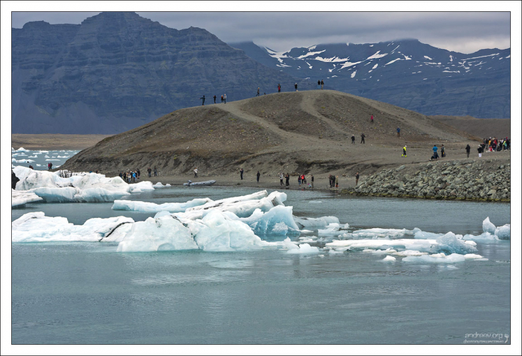 Народ толпится вокруг: кто ждет начало тура, кто просто бродит по берегу.