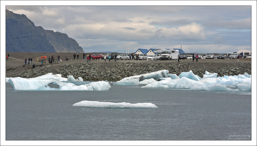 Парковка перед лагуной Йёкюльсаурлоун.