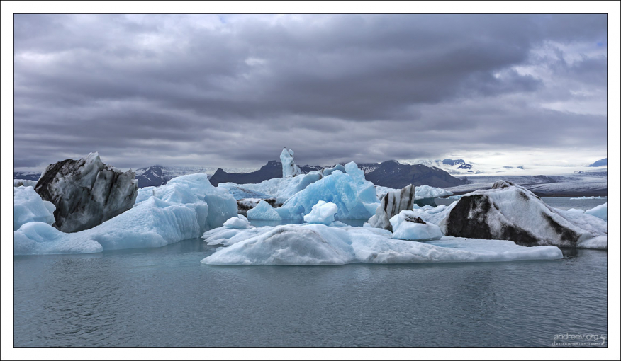 В айсберге преобладает три цвета: белый, синий, и черный.
