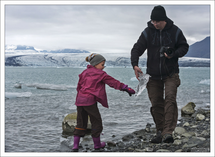 Вытаскиваем лед для съемки.