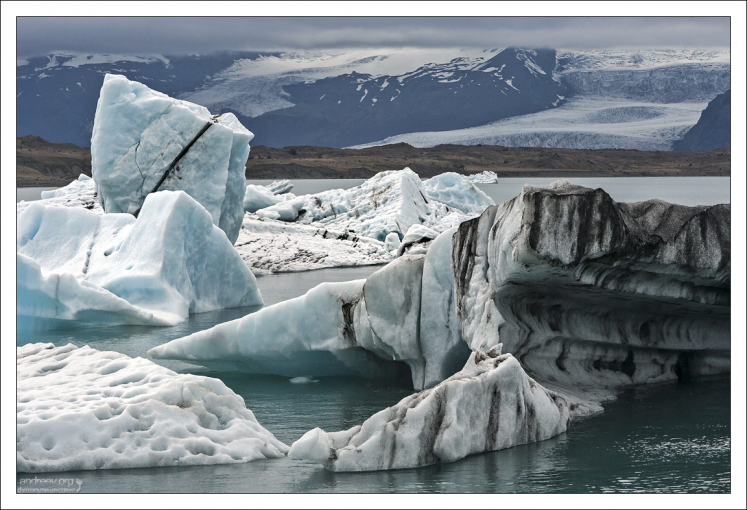 При опрокидывании большие айсберги захватывают со дна песок или камни, отчего тоже возникают пятна и слои темного цвета.