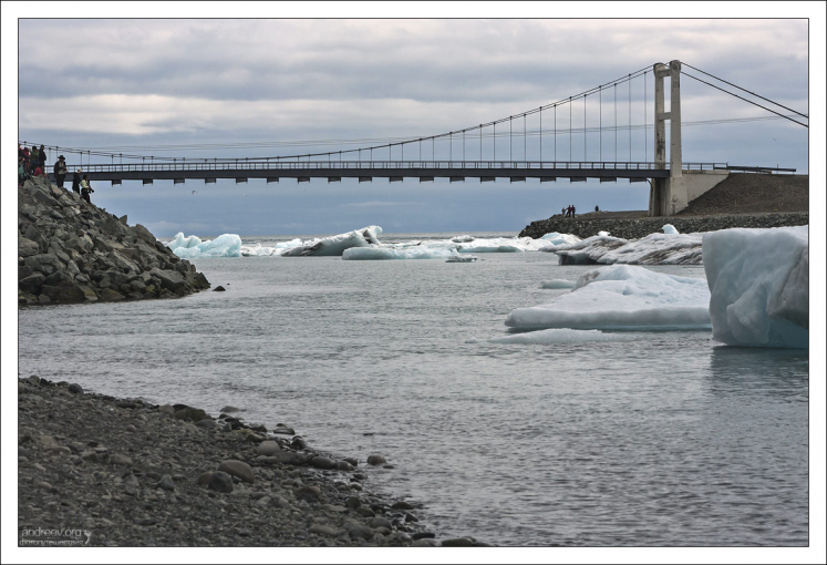 Мост Glacial River Bridge через самое узкое место Йёкюльсаурлоун.