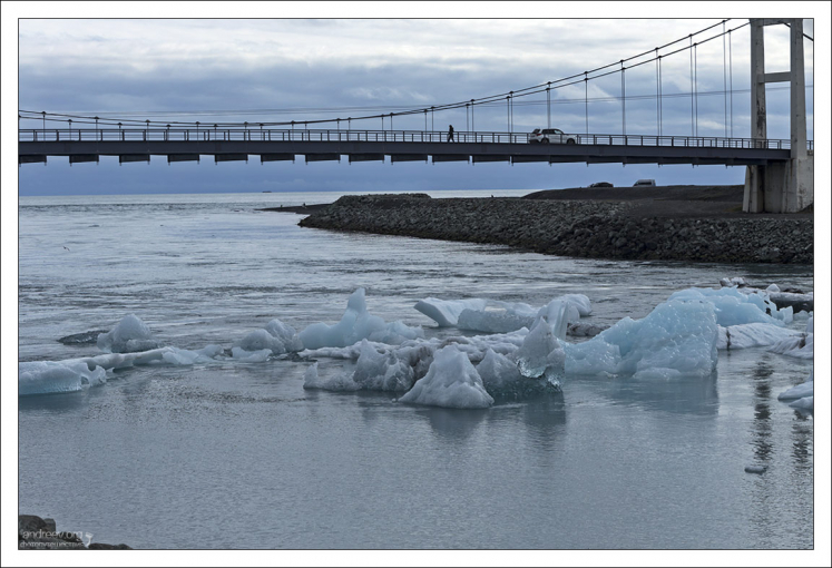 Плотина из каменных валунов предотвращает эрозию опор моста.