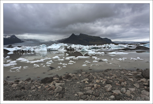 Ледниковое озеро Фьядльсаурлоун занимает площадь 4 кв. км.