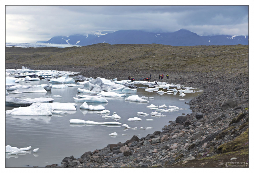 По лагуне Фьядльсаурлоун проводятся туры на лодках.