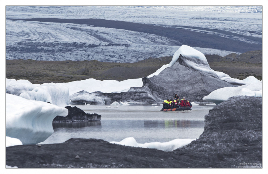 Туристы набились в резиновую лодку.