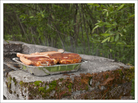 Исландская баранина и сосиски на одноразовом гриле.