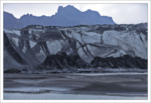 Длина ледника Skaftafellsjökull составляет около 10 км, а ширина - 2 км.