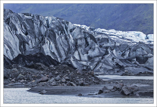 Лед уже изрядно занесен черным песком.