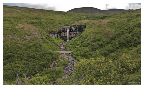 2-км тропа к водопаду Svartifoss.