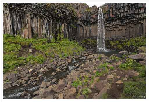 Водопад расположен на территории национального парка Скафтафедль.